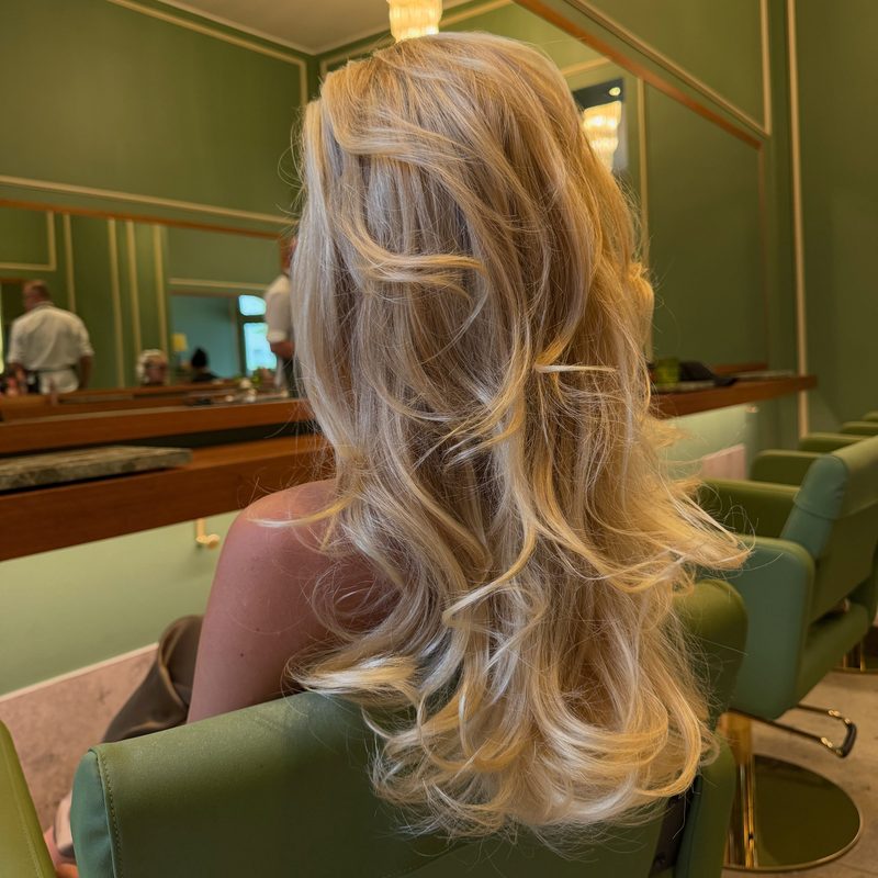 Lange blonde Wellen, gestylt im Atelier