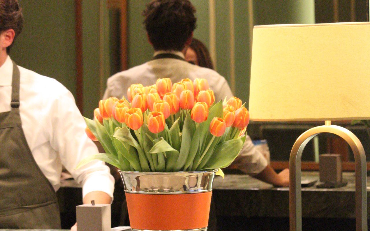 Blick ins Atelier mit Tulpen und Empfangsbereich