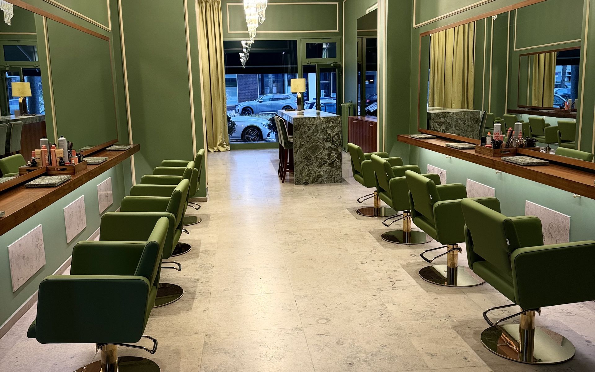 Salon-Innenraum mit Styling-Plätzen