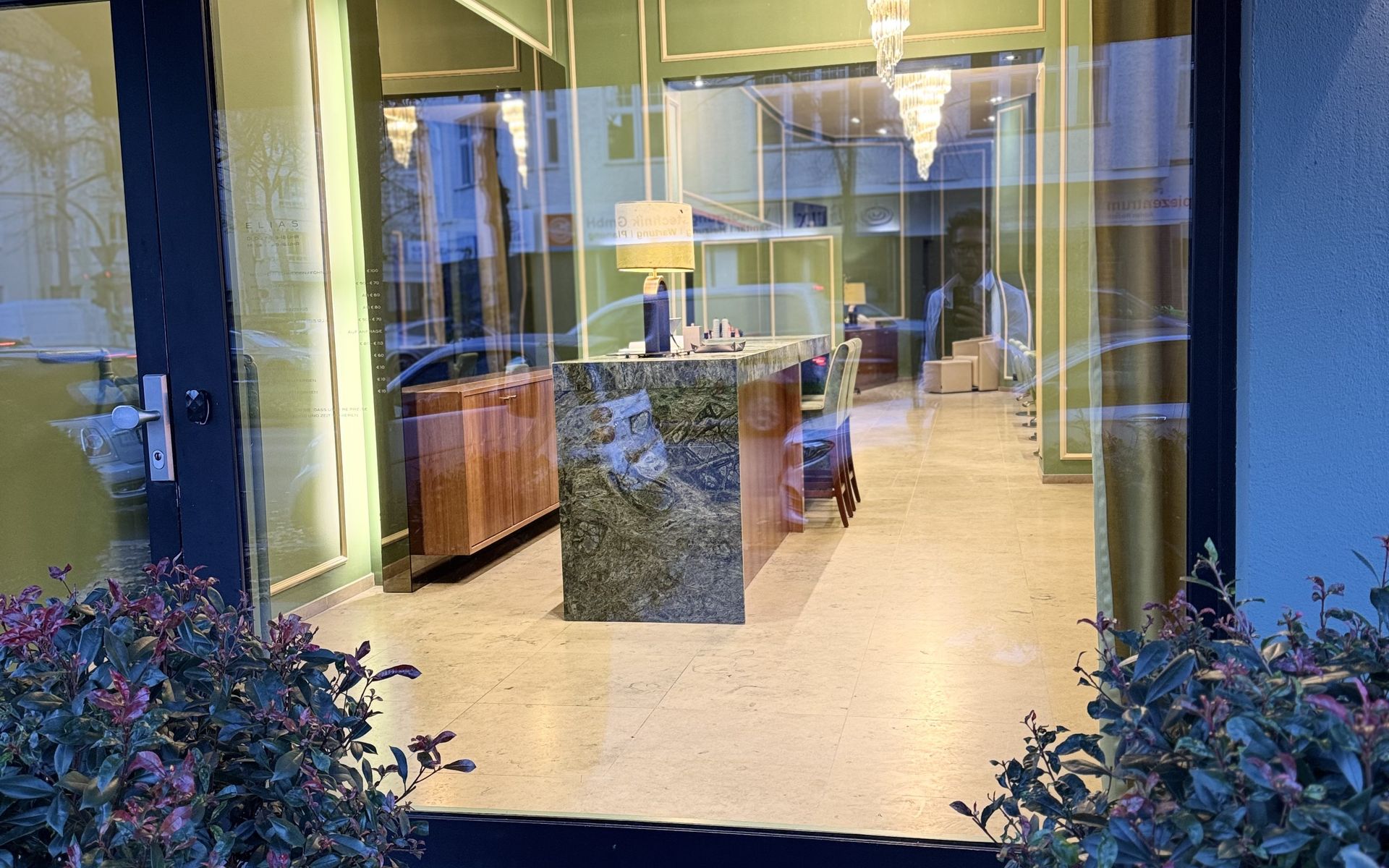 Blick durch das Schaufenster in den Salon